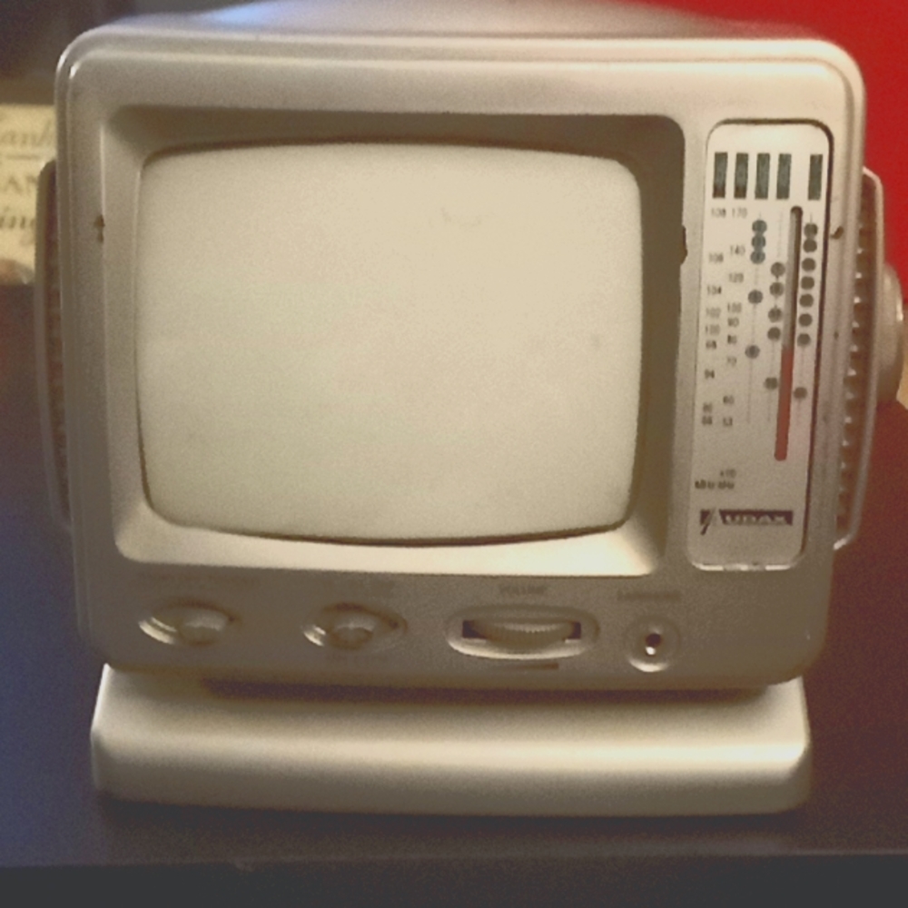 Lenoxx sound 5" black and white battery powered Tv